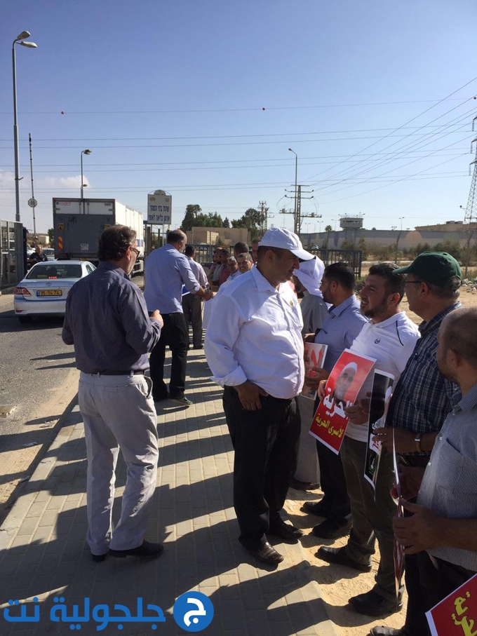 العشرات يتظاهرون أمام محكمة صلاح ضد العزل الانفرادي والملاحقة السياسية